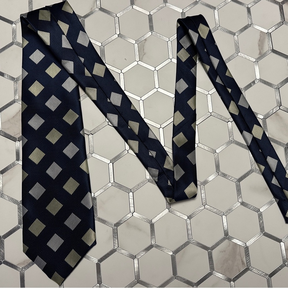 Giorgio Armani Made in Italy 100% Silk Navy Gold Diamond Geometric Luxury Tie - Picture 5 of 6